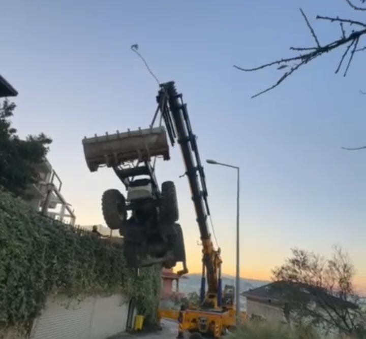 BURSA'DA VİNÇTEN DÜŞEREK MADDİ HASAR GÖREN İŞ MAKİNESİNİN DÜŞME ANLARINA AİT GÖRÜNTÜLER ORTAYA...