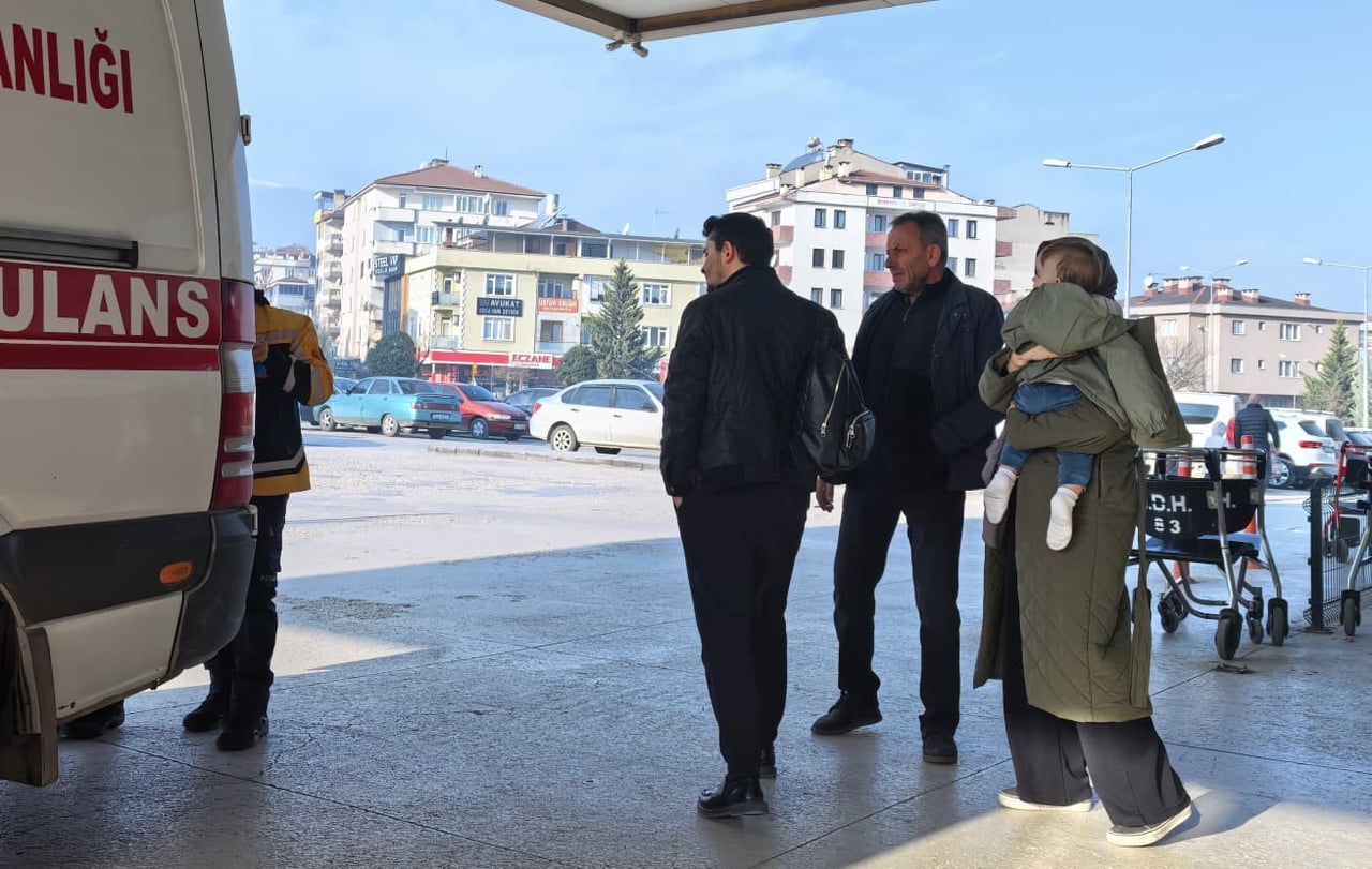 BURSA'NIN İNEGÖL İLÇESİNDE AĞZINA ATTIĞI FISTIK AKCİĞERİNE KAÇAN BEBEK HASTANELİK OLDU.