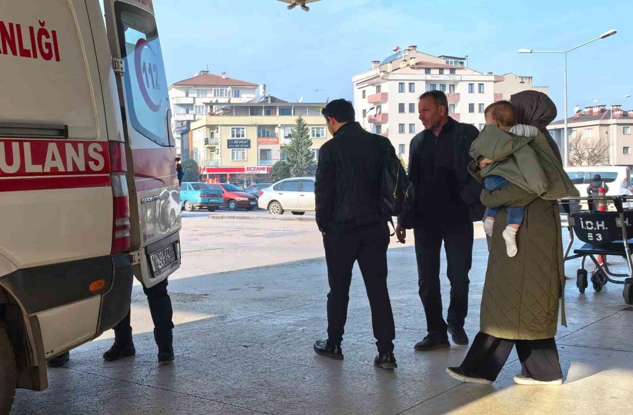 BURSA'NIN İNEGÖL İLÇESİNDE AĞZINA ATTIĞI FISTIK AKCİĞERİNE KAÇAN BEBEK HASTANELİK OLDU.