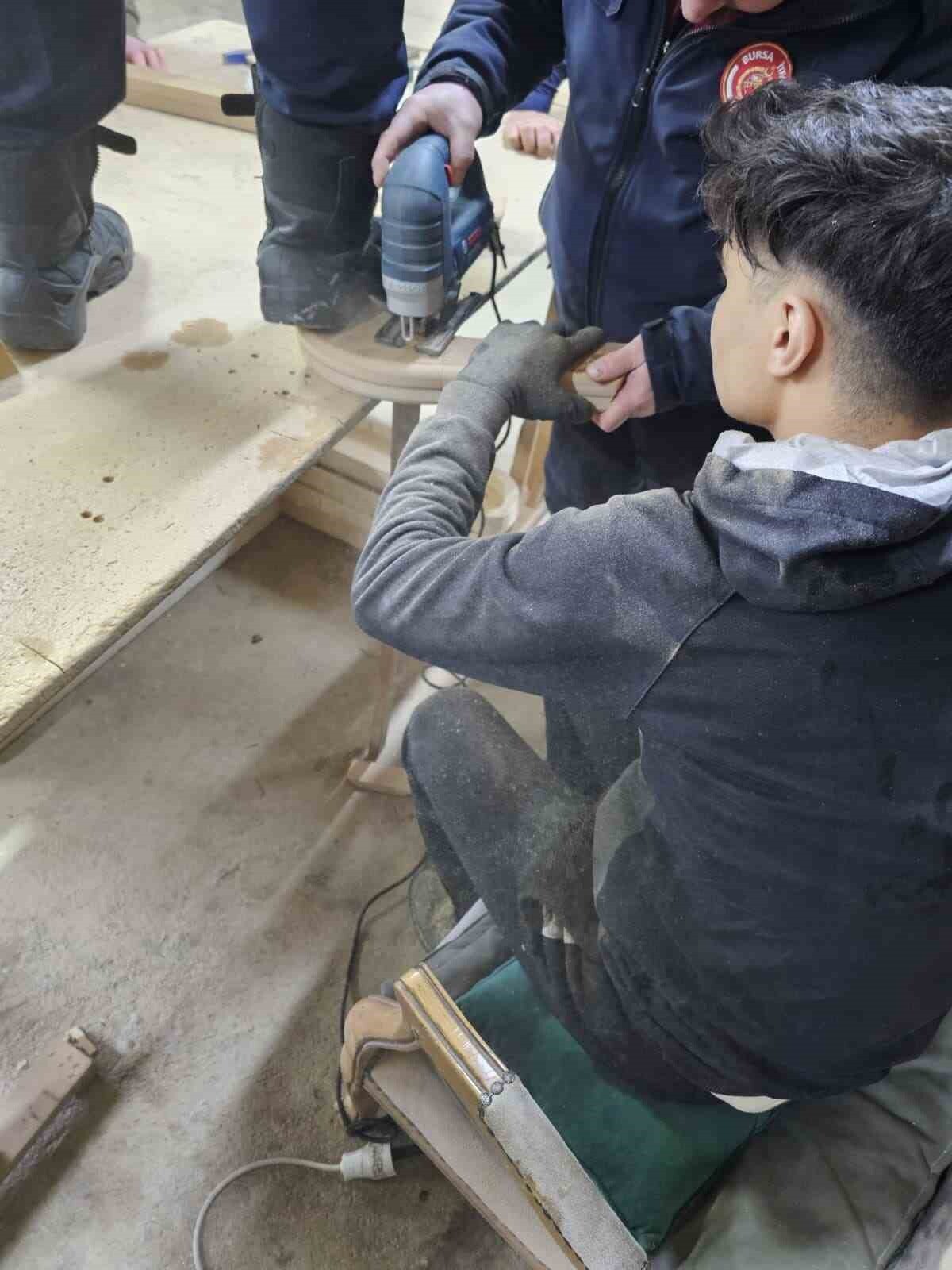 BURSA'NIN İNEGÖL İLÇESİNDE FAALİYET GÖSTEREN MOBİLYA FABRİKASINDA MEYDANA GELEN OLAYDA ELİNİ...