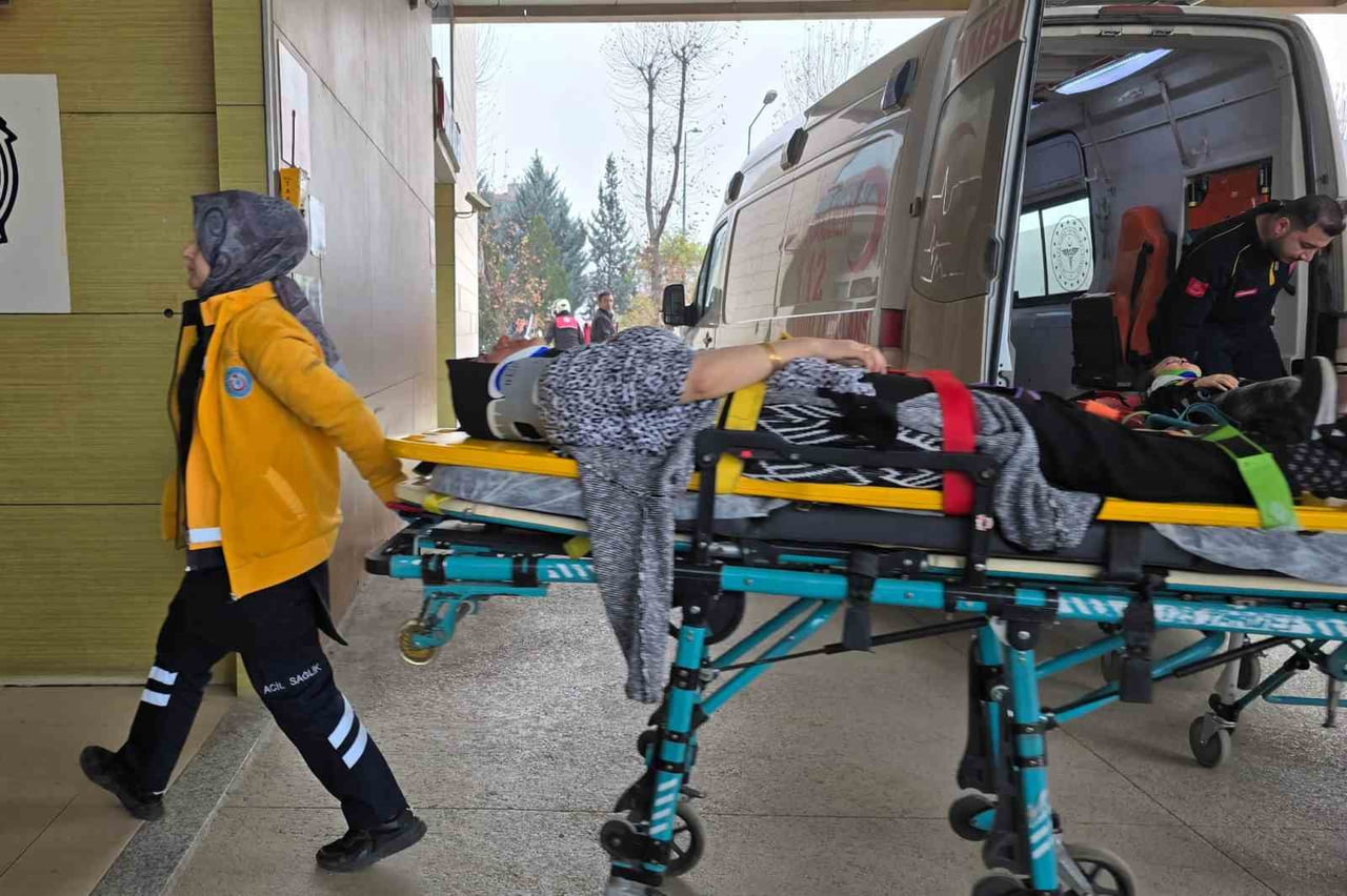 BURSA'NIN İNEGÖL İLÇESİNDE MEYDANA GELEN KAZADA KONTROLDEN ÇIKAN HAFİF TİCARİ ARAÇ AĞACA ÇARPTI;...