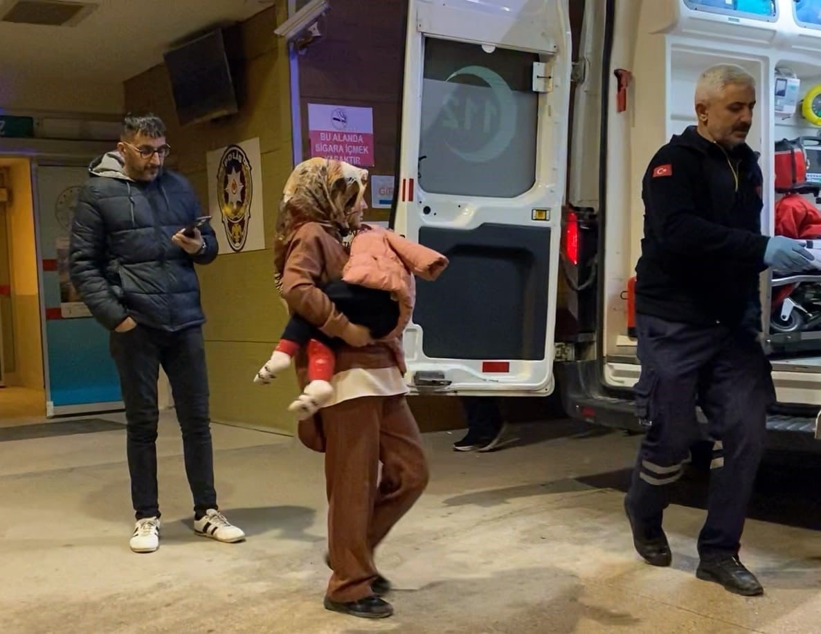 BURSA'NIN İNEGÖL İLÇESİNDE MEYDANA GELEN OLAYDA ÜZERİNE ŞİFONYER DEVRİLEN 3 YAŞINDAKİ ÇOCUK AĞIR...