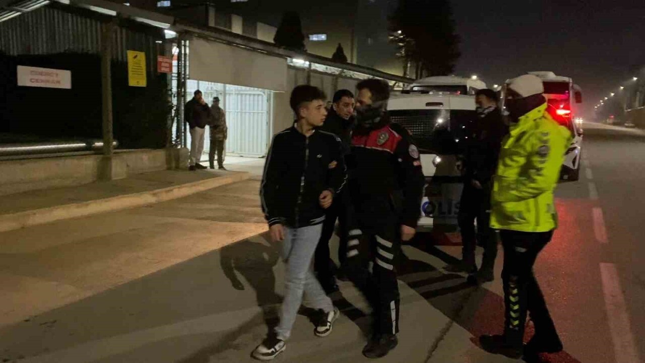 BURSA'NIN İNEGÖL İLÇESİNDE POLİSİN DUR İHTARINA UYMAYAN 15 YAŞINDAKİ SÜRÜCÜ, 10 KİLOMETRE SÜREN...