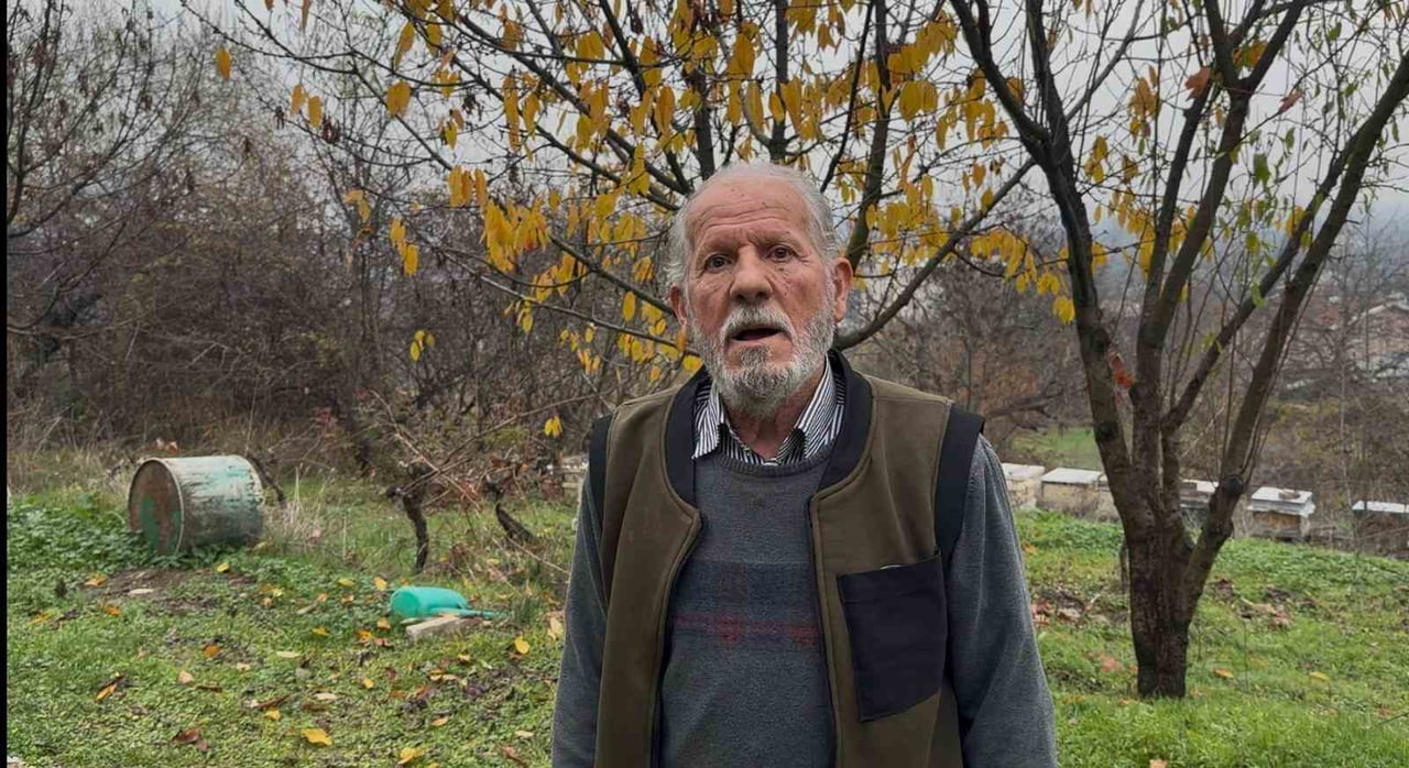 BURSA'NIN İNEGÖL İLÇESİNDE PROFESYONEL OLARAK ARICILIK YAPAN 75 YAŞINDAKİ ZEYNULLAH SOYLU, ZİRAİ...