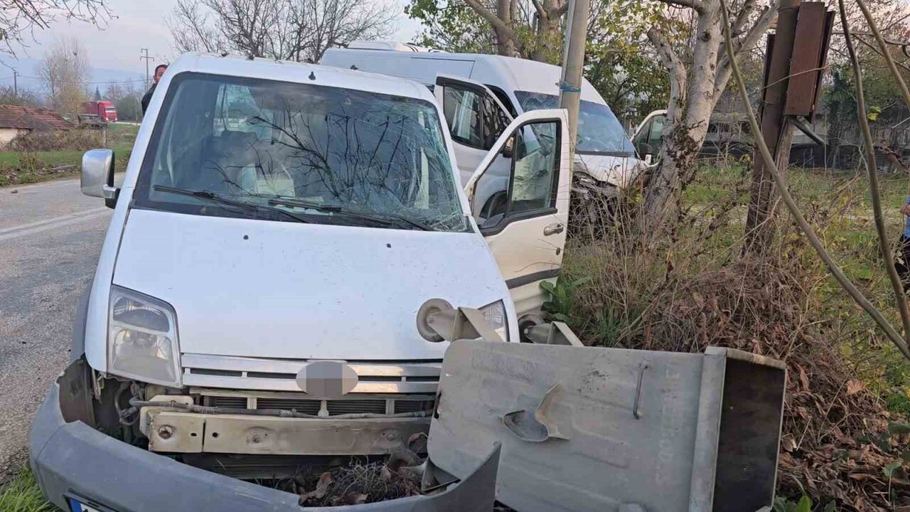 BURSA'NIN İNEGÖL İLÇESİNDE SERVİS MİNİBÜSÜ İLE HAFİF TİCARİ ARAÇ ÇARPIŞTI: 11 KİŞİ...