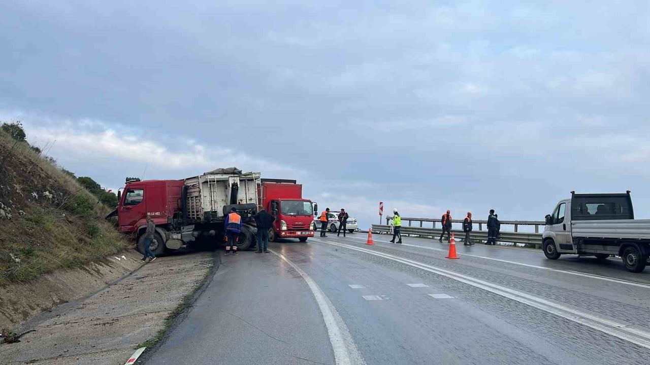 BURSA'NIN İZNİK İLÇESİNDE KARŞI İSTİKAMETTEN GELEN 2 KAMYON KAFA KAFAYA ÇARPIŞTI. KAZADA KAMYONUN...