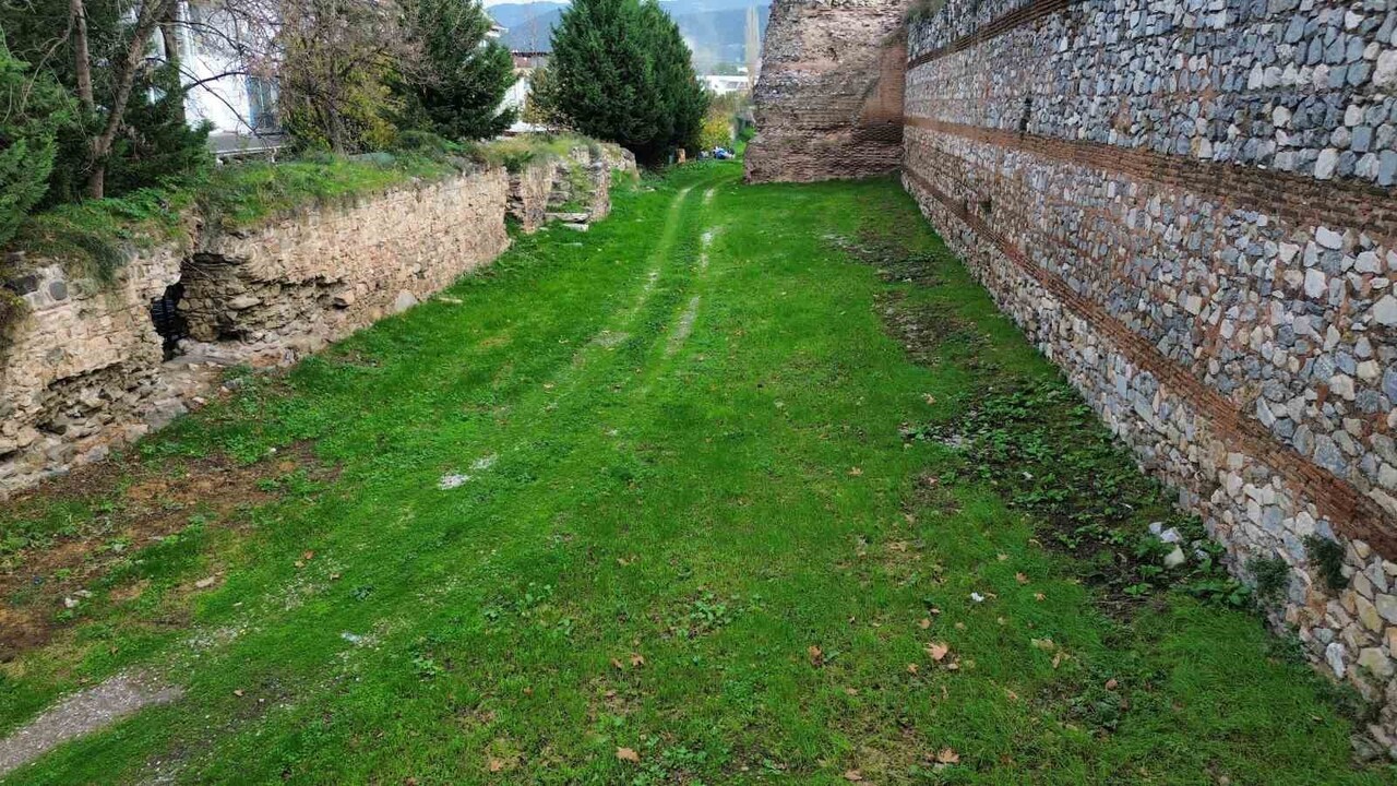 BURSA'NIN İZNİK İLÇESİNDE TARİHİ 2 BİN 200 YILA DAYANAN SURLARIN İÇİNDE YER ALAN VE BÖLGEDE...