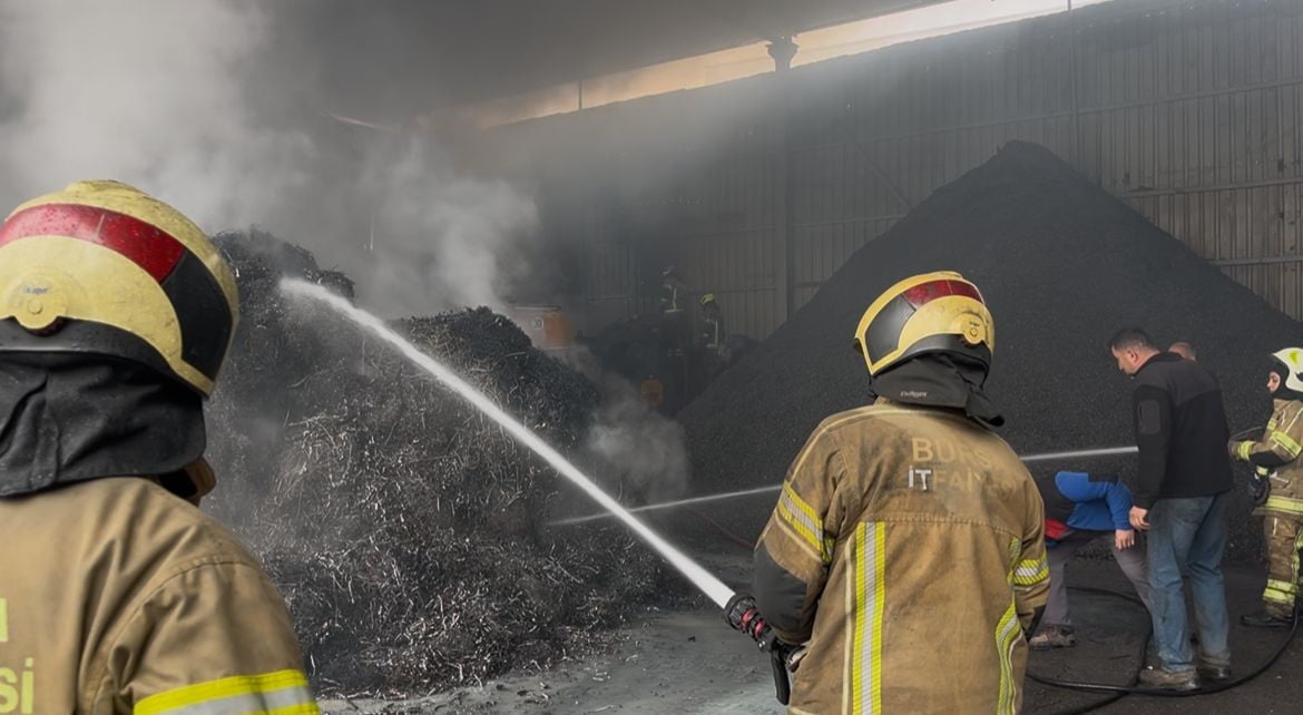 BURSA'NIN NİLÜFER İLÇESİNDE ÇIKAN YANGIN KORKU DOLU ANLARA NEDEN OLDU. ELEKTRİK PANOSUNDAN ÇIKTIĞI...