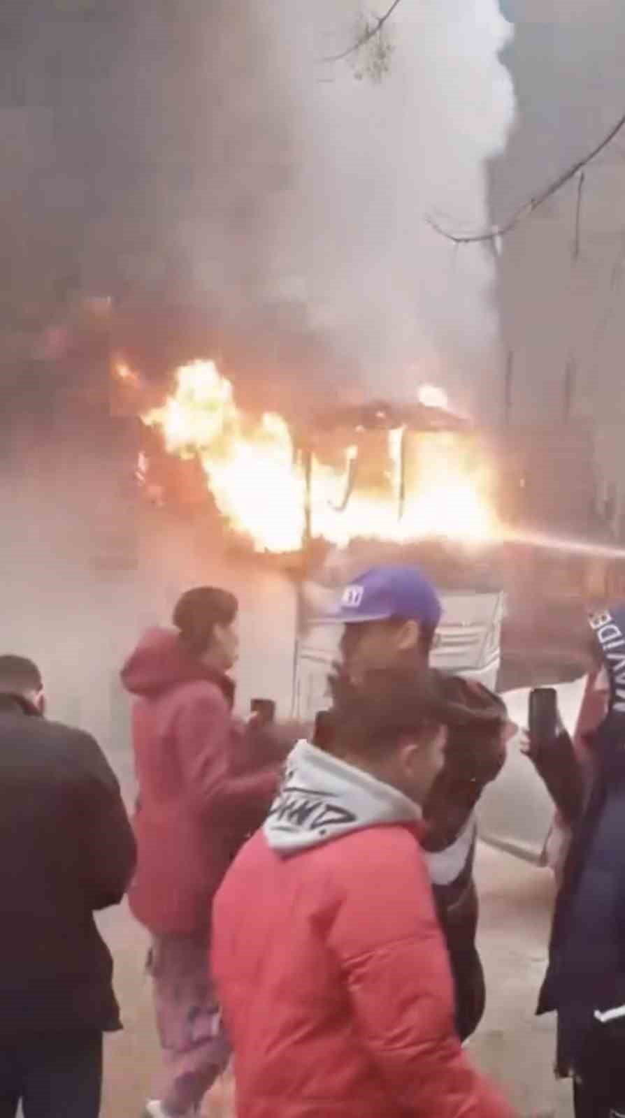 BURSA'NIN OSMANGAZİ İLÇESİNDE PARK HALİNDEKİ SERVİS MİDİBÜSÜNDE ÇIKAN YANGIN, YANINDAKİ OTOMOBİLE...