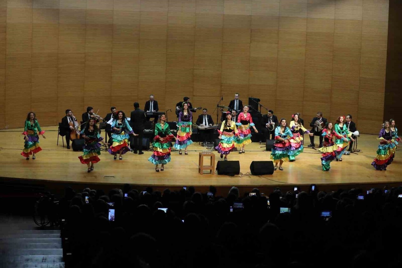 BURSA BÜYÜKŞEHİR BELEDİYESİ ORKESTRA ŞUBE MÜDÜRLÜĞÜ ÇALGICI MEKTEBİ ORKESTRASI TARAFINDAN...