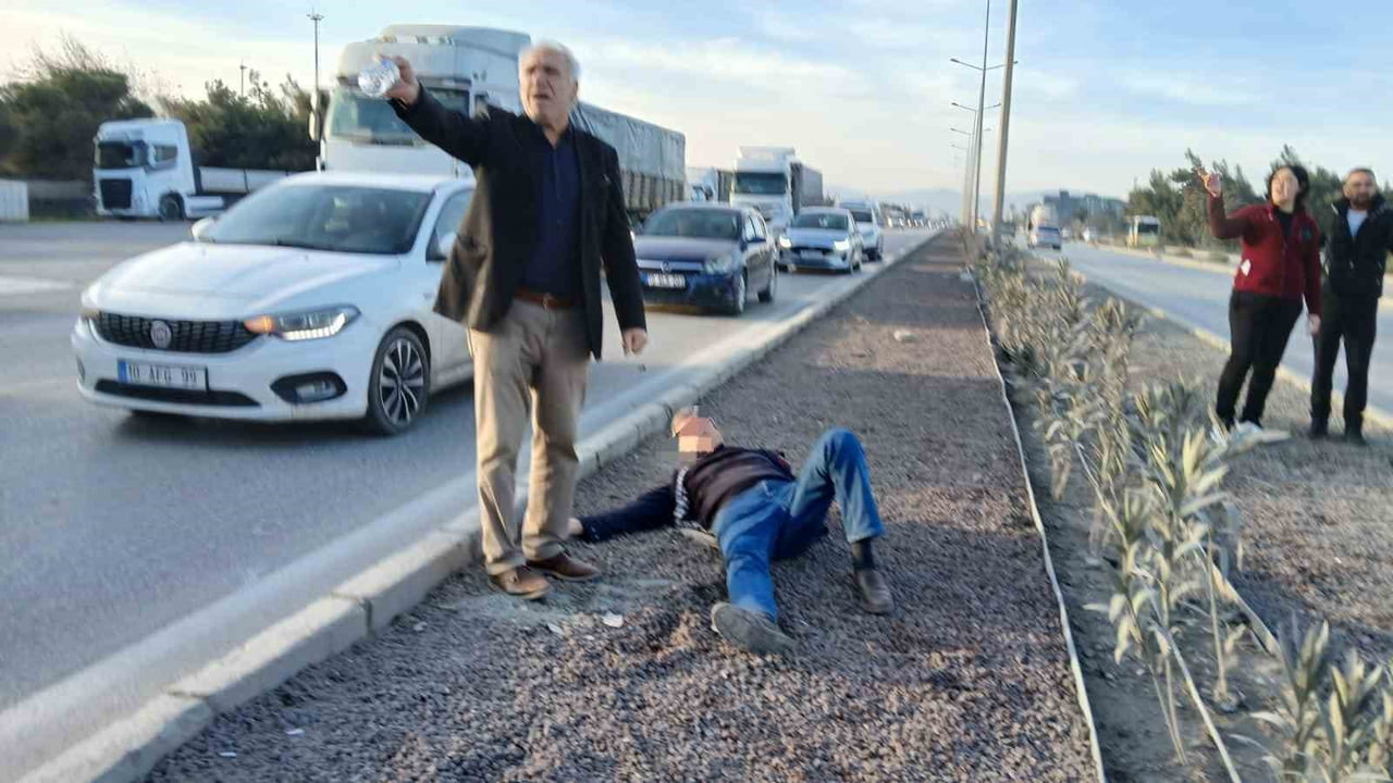 BURSA-ÇANAKKALE İSTİKAMETİNDE AYDINLATMA DİREĞİNE ÇARPAN OTOMOBİLİN SÜRÜCÜSÜ KAZAYI HAFİF YARALI...