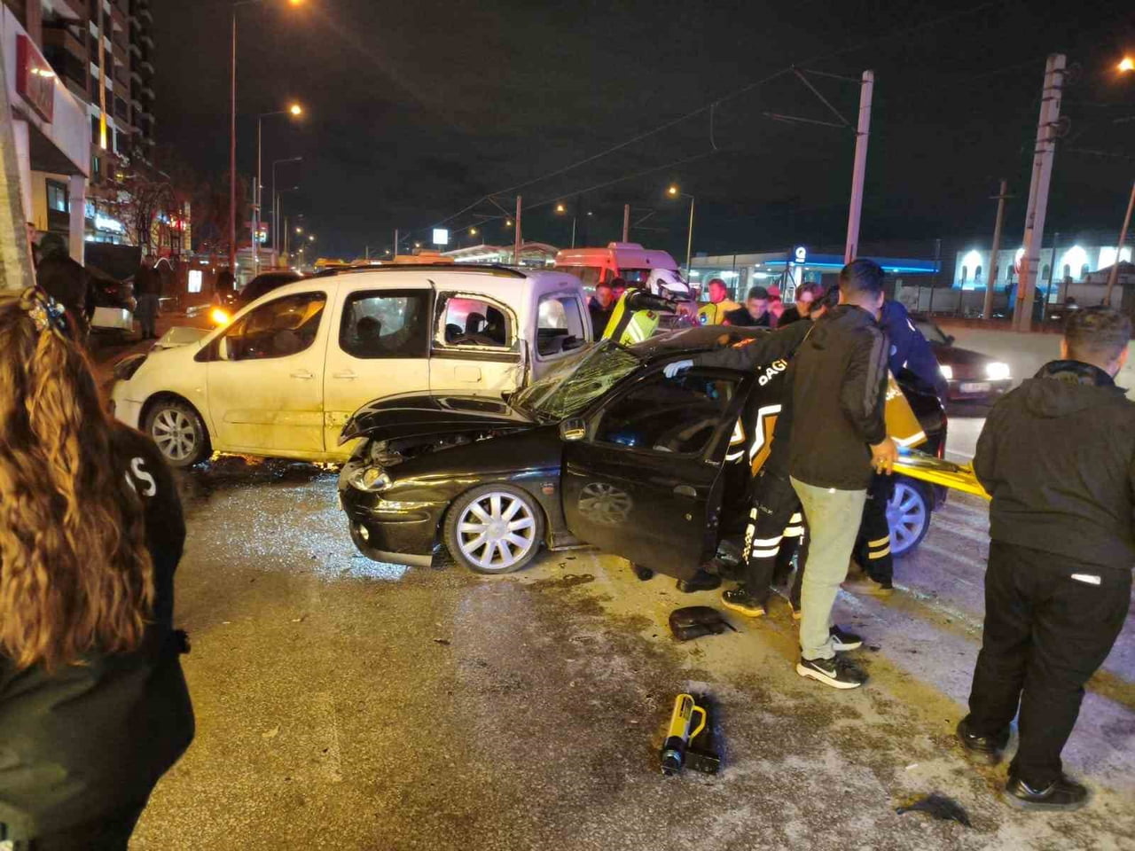 BURSA’DA GECE YARISI KAZA ANI KAMERADA : 1’İ AĞIR 4 YARALI