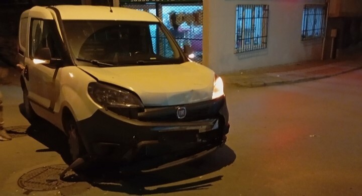 BURSA’DA HAFİF TİCARİ ARAÇ İLE OTOMOBİLİN KARIŞTIĞI TRAFİK KAZASINDA 2 KİŞİ YARALANDI. ARAÇTA...