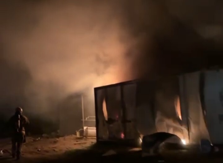 BURSA’DA İŞÇİLERİN KONAKLADIĞI BARAKADA KÜLLÜKTE UNUTULAN SİGARA İZMARİTİ NEDENİYLE ÇIKAN YANGIN...