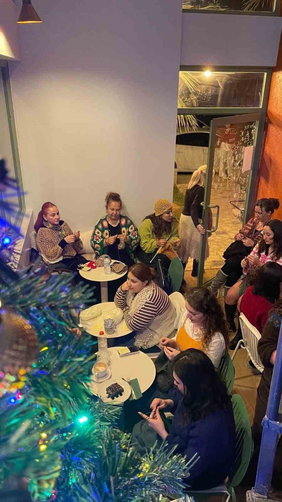 BURSA’DA ÖRGÜ KONSEPTİYLE DİKKAT ÇEKEN REGLAN KAFE’DE DÜZENLENEN "ÖRGÜNÜ GİY GEL" YARIŞMASINDA, 24...