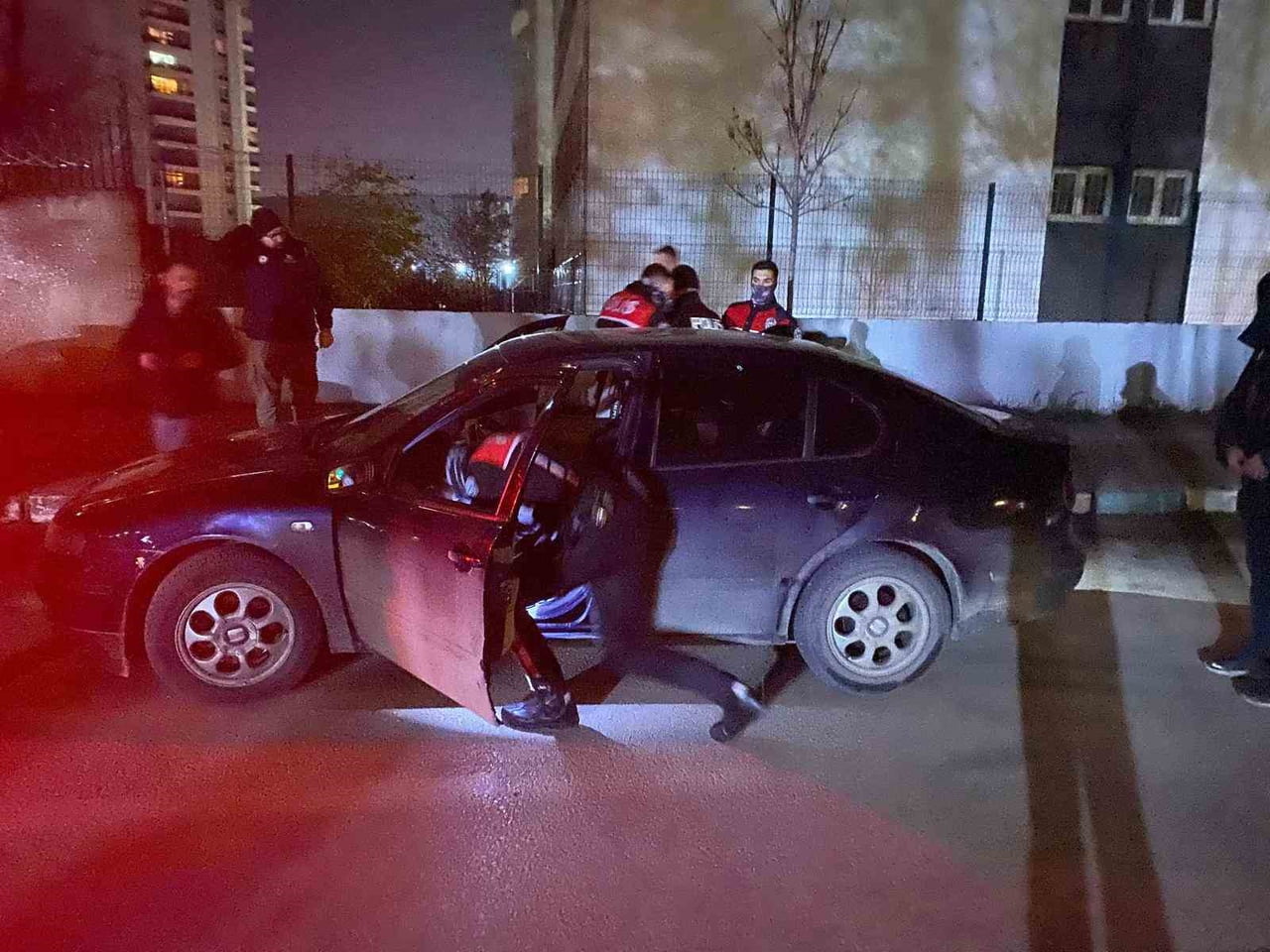 BURSA’DA POLİS EKİPLERİNCE GERÇEKLEŞTİRİLEN ASAYİŞ VE KUMAR UYGULAMALARINDA 1 ARANAN ŞAHIS...