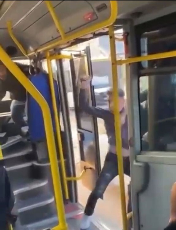 BURSA’DA SATIRLI SALDIRGAN GÖZALTINA ALINDI... SATIRI PANTOLONUNDA TAŞIYORMUŞ