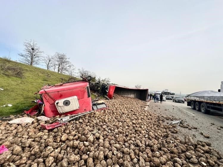 BURSA’DAKİ TIR KAZASINDA ACI HABER GELDİ... 1 ÖLÜ 3 YARALI