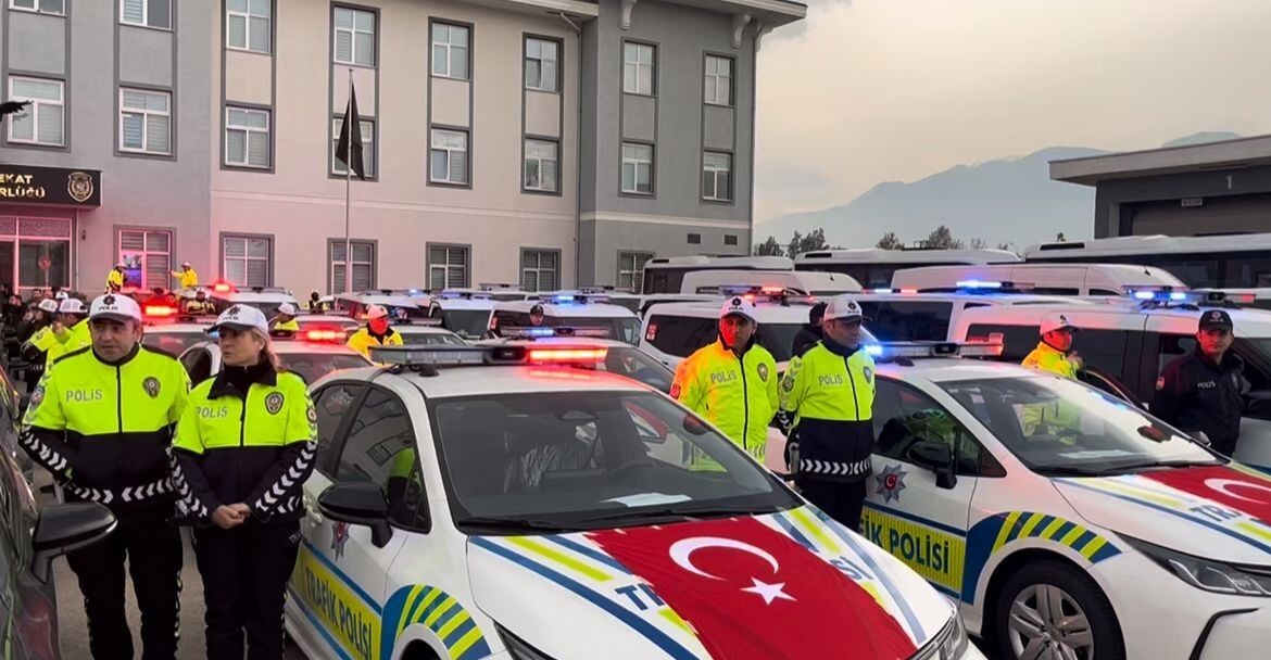BURSA EMNİYETİ ARAÇ FİLOSUNU GÜÇLENDİRDİ: 119 YENİ ARAÇLA GÖVDE GÖSTERİSİ