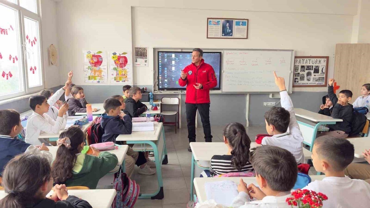 BURSA İL JANDARMA KOMUTANLIĞI’NA BAĞLI JANDARMA ARAMA KURTARMA (JAK) TİMLERİ, ÖĞRENCİLERE YÖNELİK...