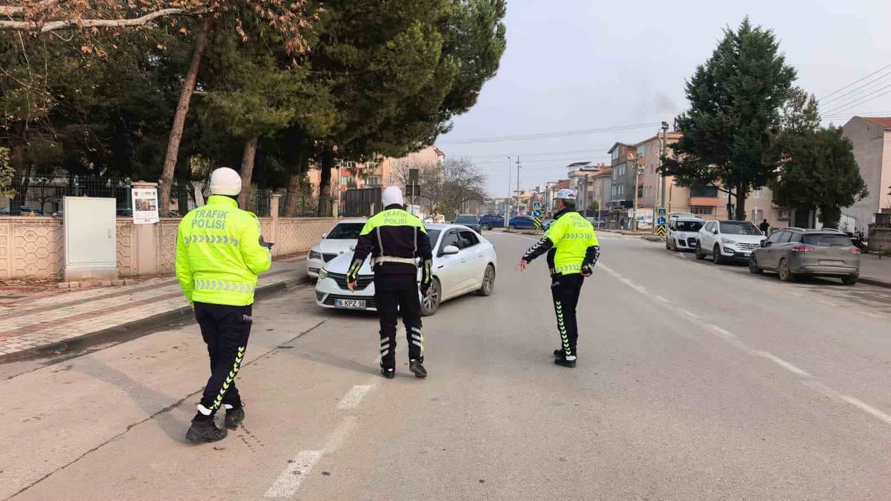 BURSA’NIN İNEGÖL İLÇESİNDE KORSAN TAKSİCİLİK YAPTIĞI TESPİT EDİLEN 2 SÜRÜCÜYE AĞIR PARA CEZASI...