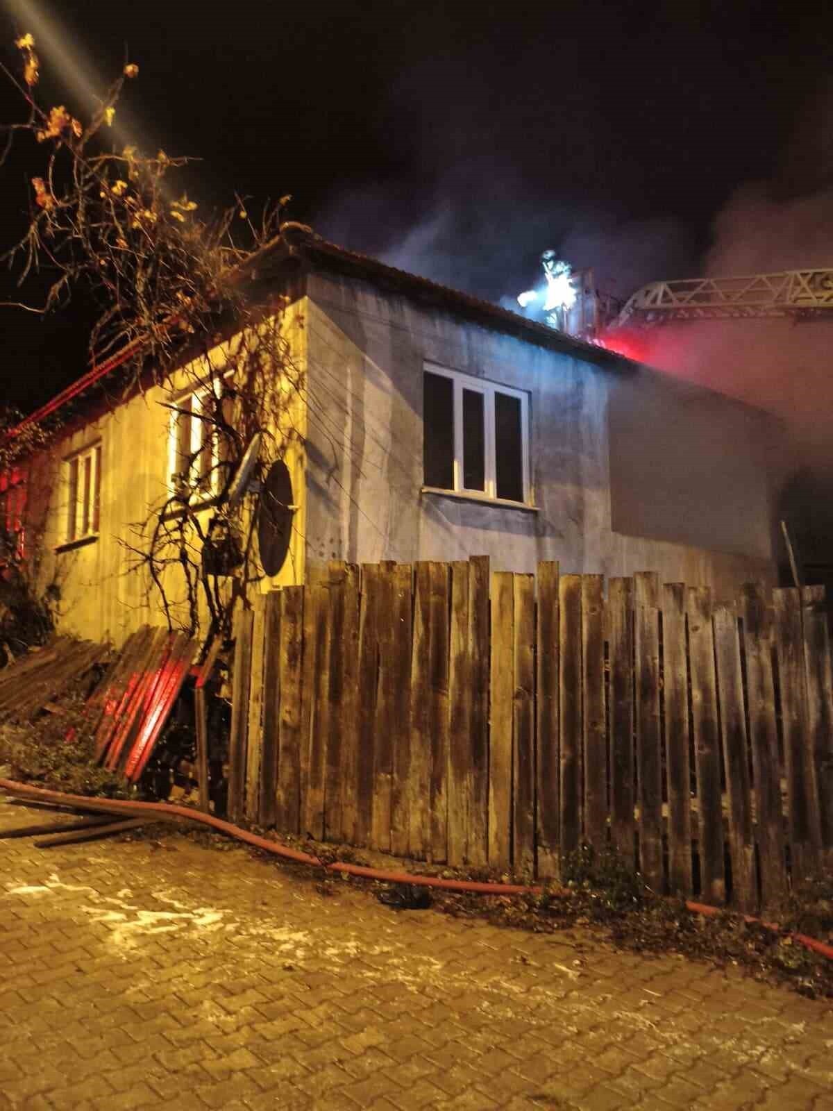 BURSA’NIN İNEGÖL İLÇESİNDE SAMANLIKTA ÇIKAN YANGIN EVE SIÇRADI.