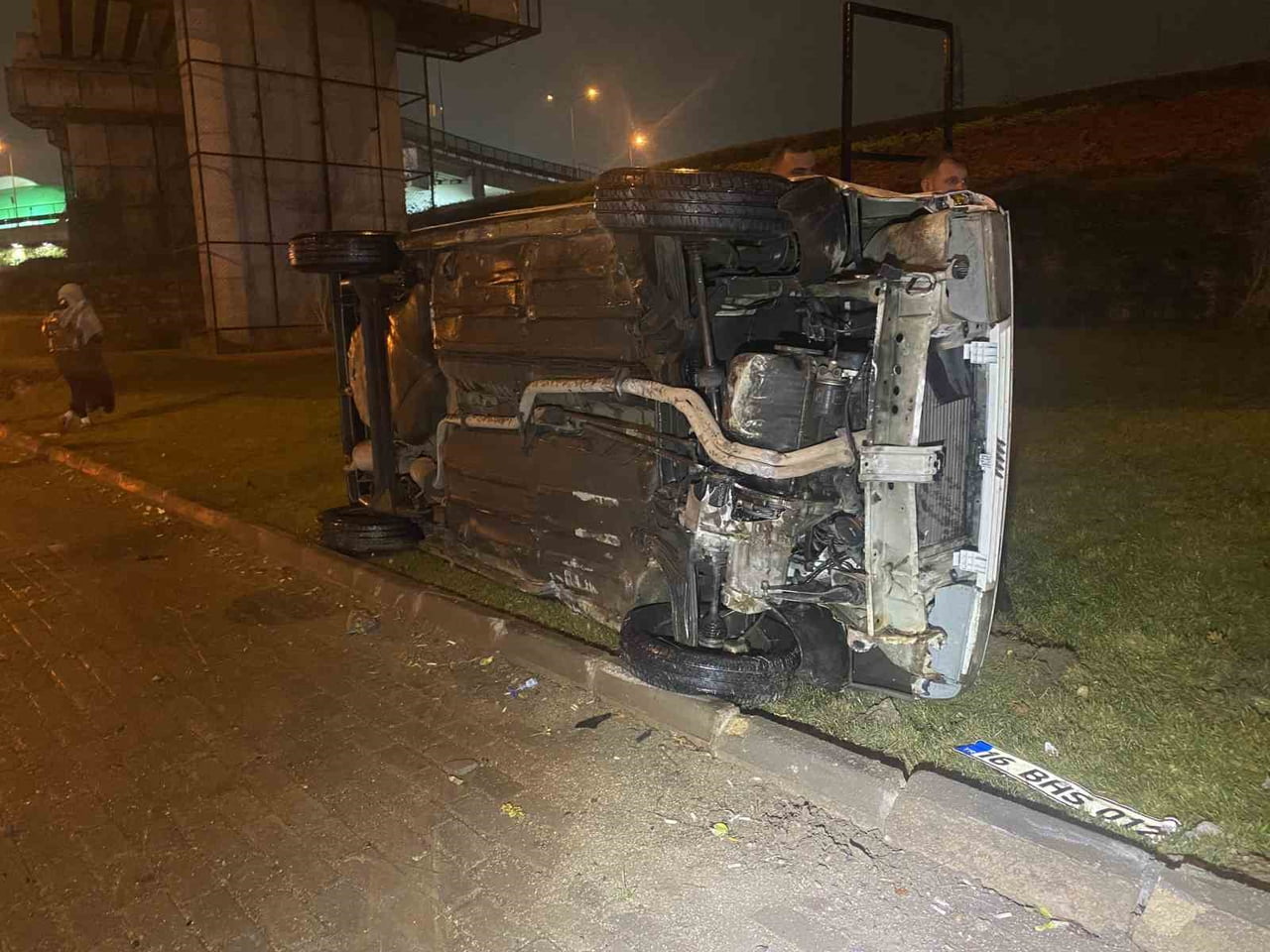 BURSA’NIN NİLÜFER İLÇESİNDE, ACEMLER-MUDANYA BULVARI ÜZERİNDE MEYDANA GELEN TRAFİK KAZASINDA BİR...