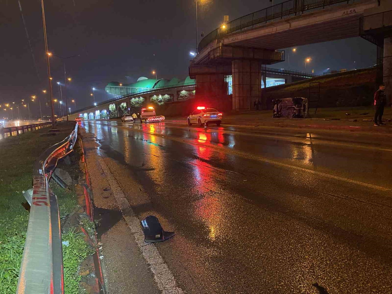 BURSA’NIN NİLÜFER İLÇESİNDE, ACEMLER-MUDANYA BULVARI ÜZERİNDE MEYDANA GELEN TRAFİK KAZASINDA BİR...