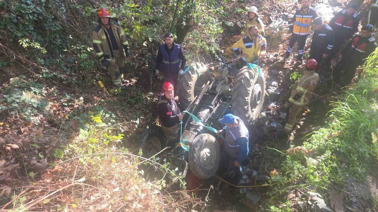 BURSA’NIN ORHANGAZİ İLÇESİNE BAĞLI KARSAK MAHALLESİNDE TRAKTÖRÜ İLE ZEYTİN BAHÇESİNDEN DÖNEN YAŞLI...