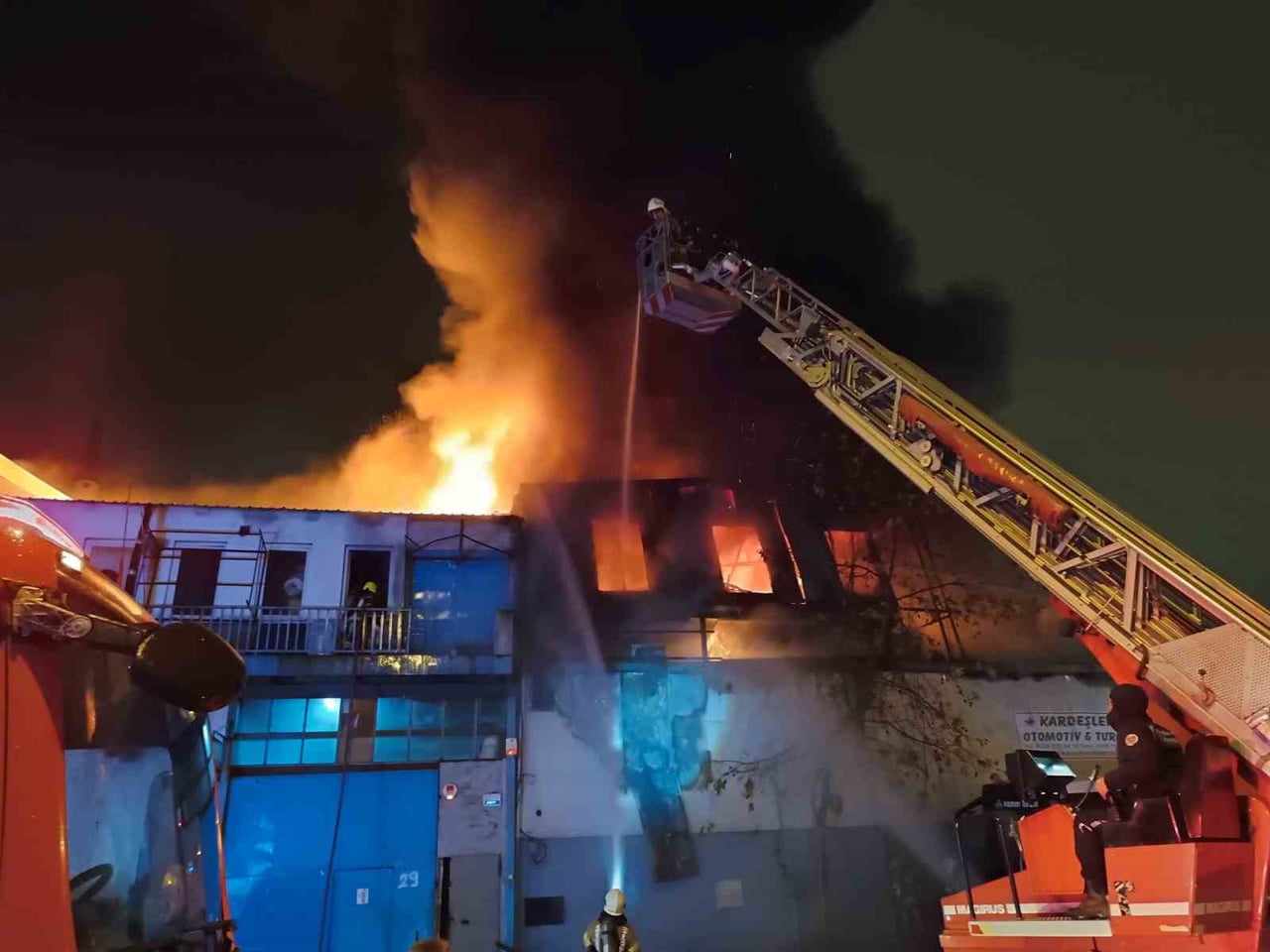 BURSA’NIN OSMANGAZİ İLÇESİNDE, OTOMOTİV VE TURİZM HİZMETİ VEREN BİR İŞ YERİNDE ÇIKAN YANGIN KISA...