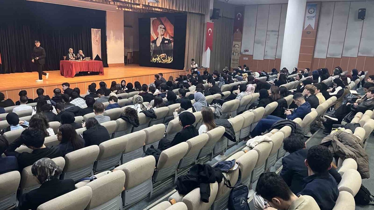 BURSALI GENÇLER, HAZIRLADIKLARI 'BURSA GENÇLİK MERKEZLERİ ÇALIŞTAYI' İLE TÜRKİYE’NİN GÜNCEL...