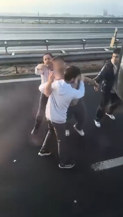 BÜYÜKÇEKMECE’DE BİR SÜRÜCÜ TRAFİKTE EMNİYET ŞERİDİNİ KULLANAMAYINCA KENDİSİNE YOL VERMEYEN...