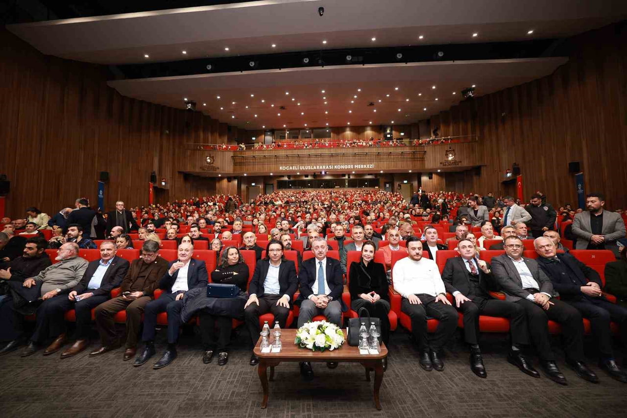 BÜYÜKŞEHİR BELEDİYESİ SİVİL TOPLUM DAİRESİ BAŞKANLIĞINCA KOCAELİ KONGRE MERKEZİ'NDE AŞIK VEYSEL'İ...
