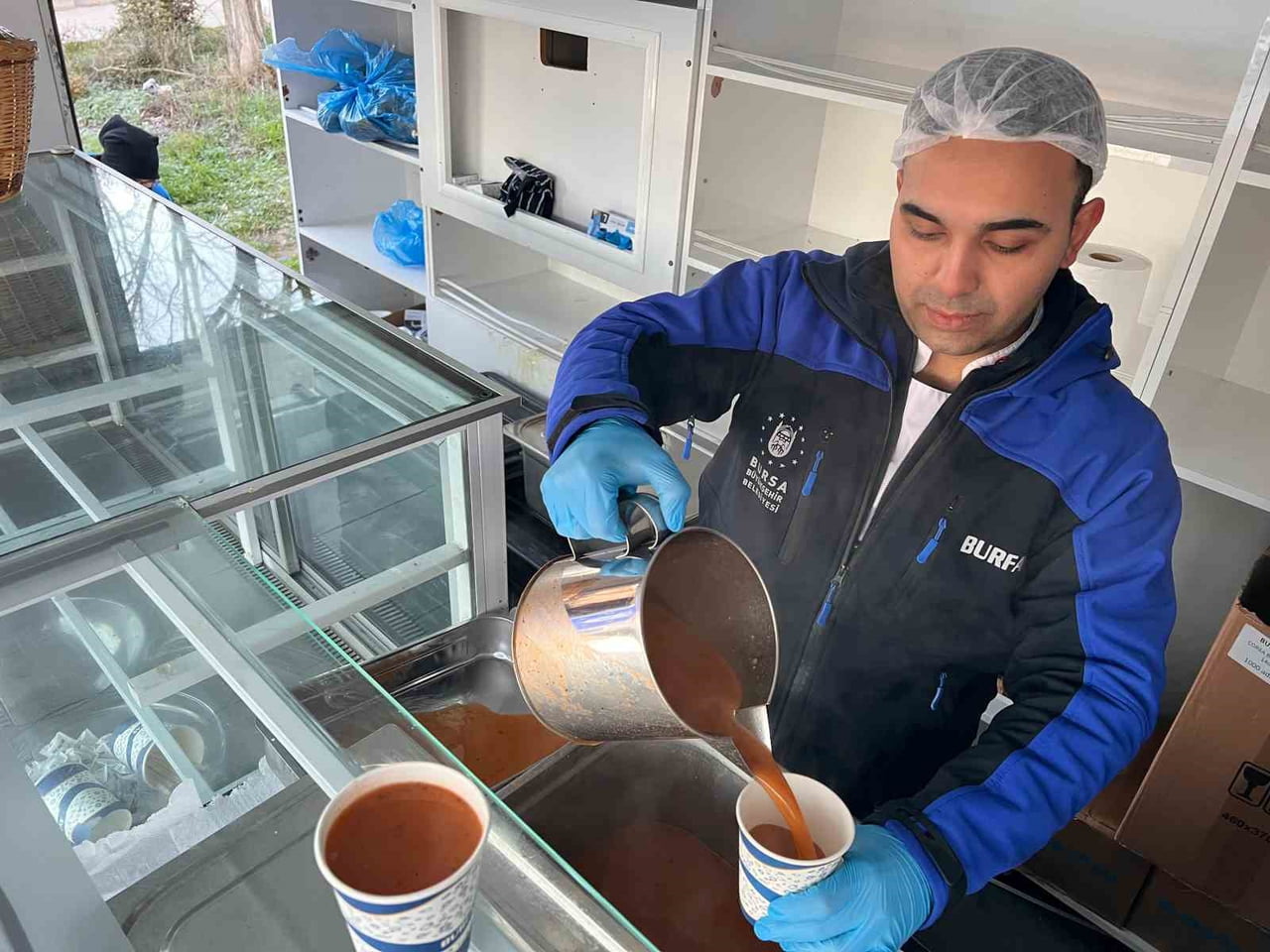 BÜYÜKŞEHİRDEN ÖĞRENCİLERE SICAK ÇORBA