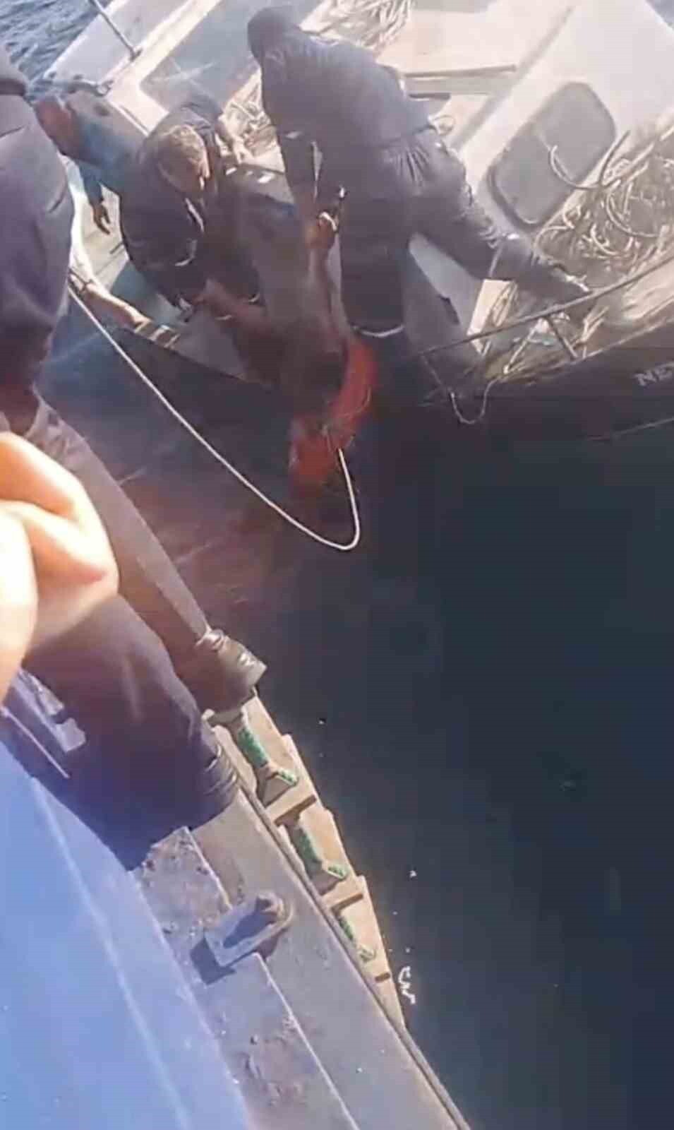 ÇANAKKALE’DE BOZCAADA-GEYİKLİ FERİBOT SEFERİ SIRASINDA İDDİAYA GÖRE DENİZE DENİZE ATLAYAN 1 KİŞİ...