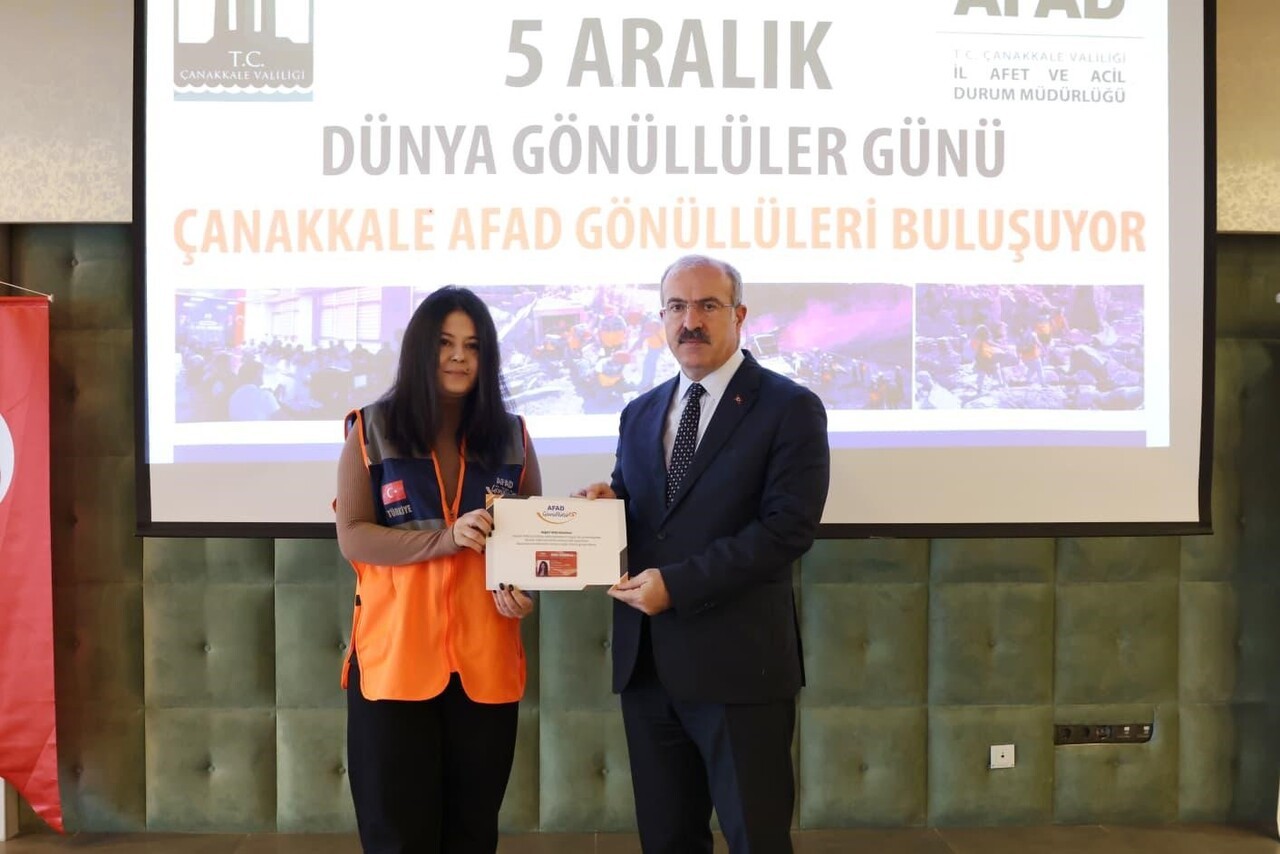 ÇANAKKALE’DE DESTEK AFAD GÖNÜLLÜLERİNE KİMLİK KARTALARI TESLİM EDİLDİ.
