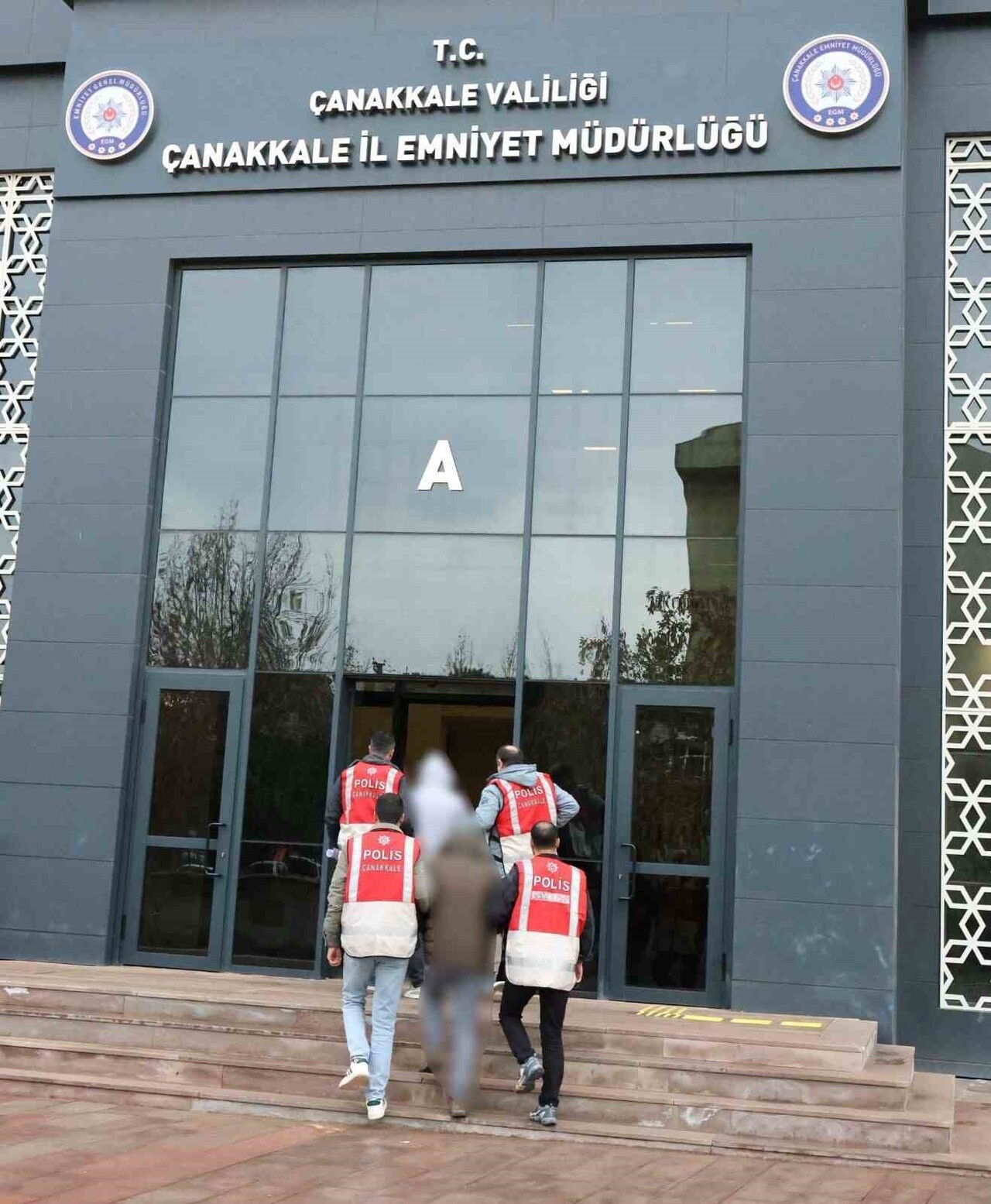 ÇANAKKALE’DE KUYUMCULAR ÇARŞISINDA BİR İŞLETMEYE YÖNELİK SOYGUN GİRİŞİMİNDE BULUNAN Y.B. VE C.E....