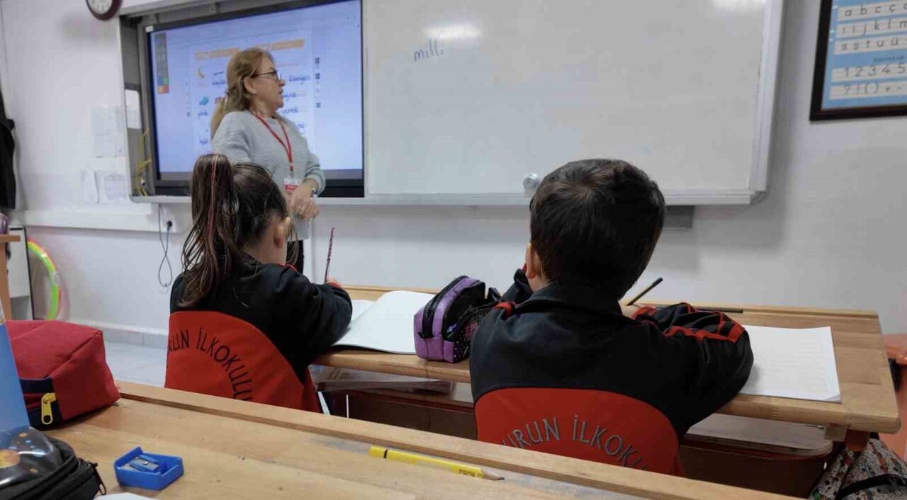 ÇANAKKALE’DE ÖĞRENCİLERE YERLİ MALI HAFTASINDA ETKİNLİKLERİ ÇERÇEVESİNDE TUTUMLU OLMANIN, YERLİ...