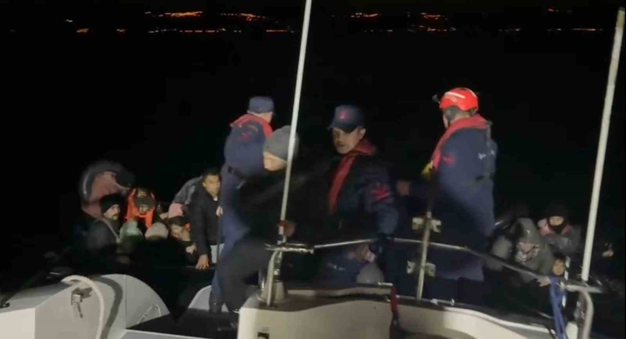 ÇANAKKALE’NİN AYVACIK İLÇESİ AÇIKLARINDA SAHİL GÜVENLİK EKİPLERİNCE 12’Sİ ÇOCUK TOPLAM 30 KAÇAK...