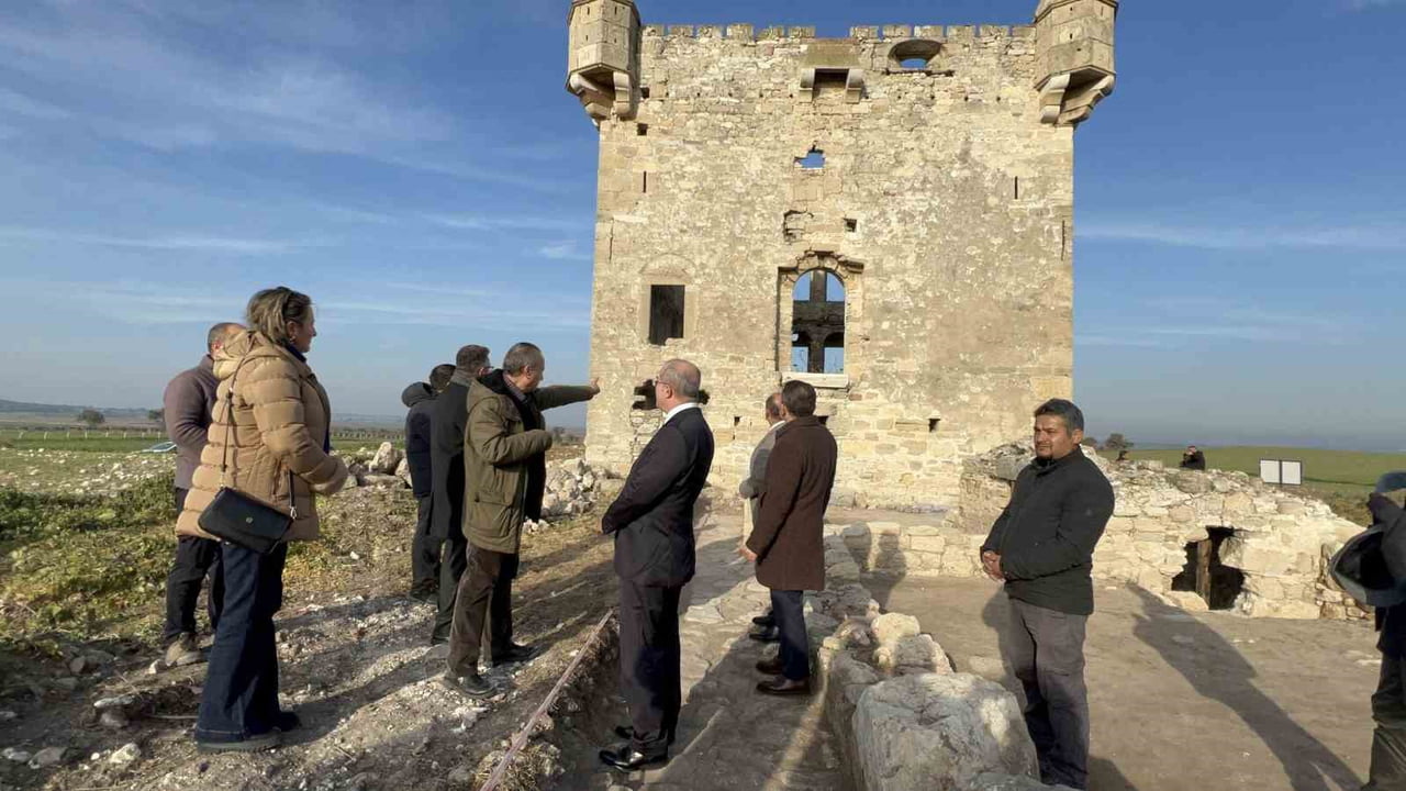 ÇANAKKALE VALİSİ DOÇ. DR. ÖMER TORAMAN, CEZAYİRLİ HASAN PAŞA KÖŞKÜ'NÜN 2025 YILI KAZI VE TEMİZLİK...
