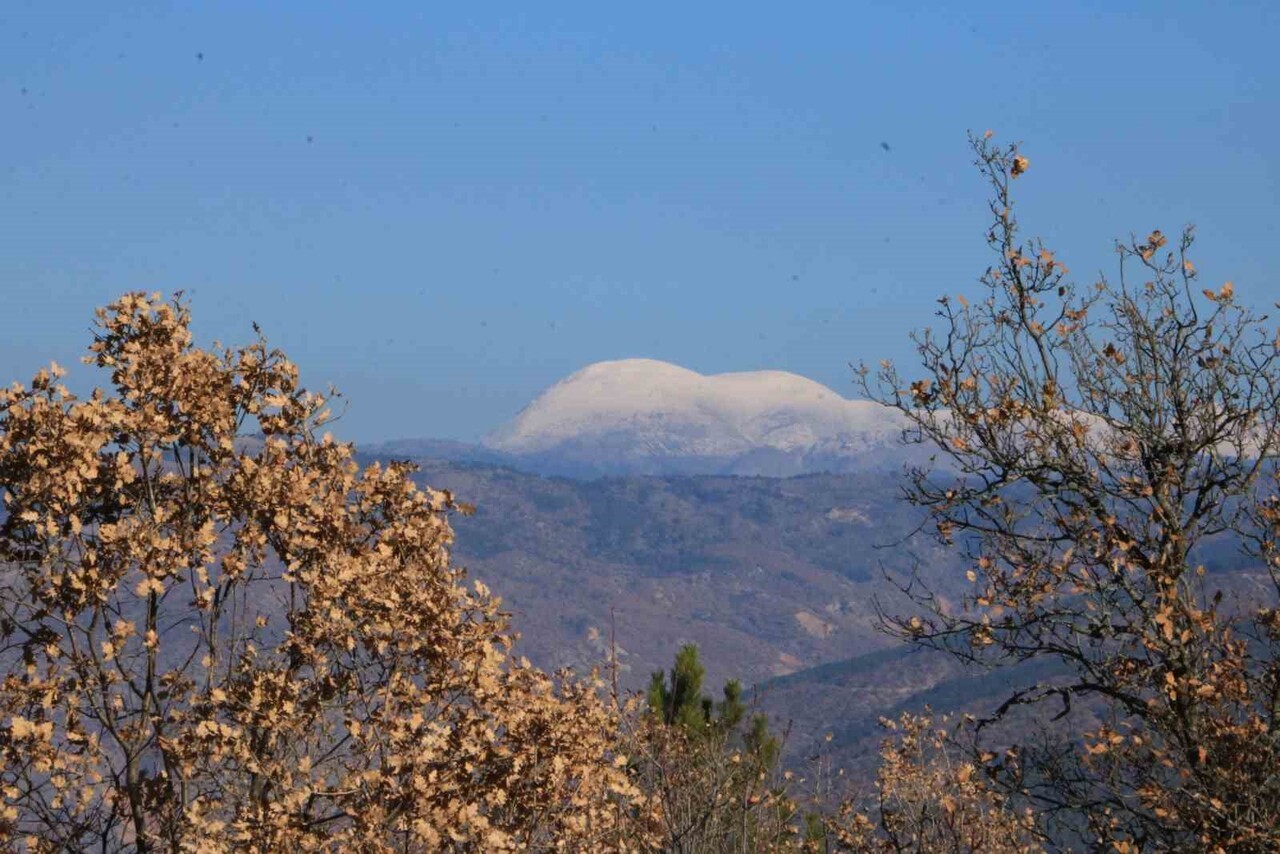 ÇANKIRI’DA SONBAHAR VE KIŞ MEVSİMİNİN AYNI KAREDE YER ALDIĞI ORMANLAR, DOĞANIN FARKLI...