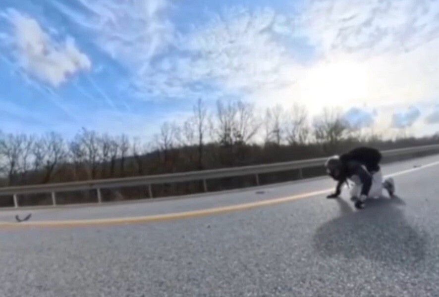 ÇARPMA ETKİSİ İLE SAVRULAN SÜRÜCÜ ARKADAN GELEN ARAÇLARIN ÇARPMAMASI İÇİN KENDİSİNİ YOL KENARINA...