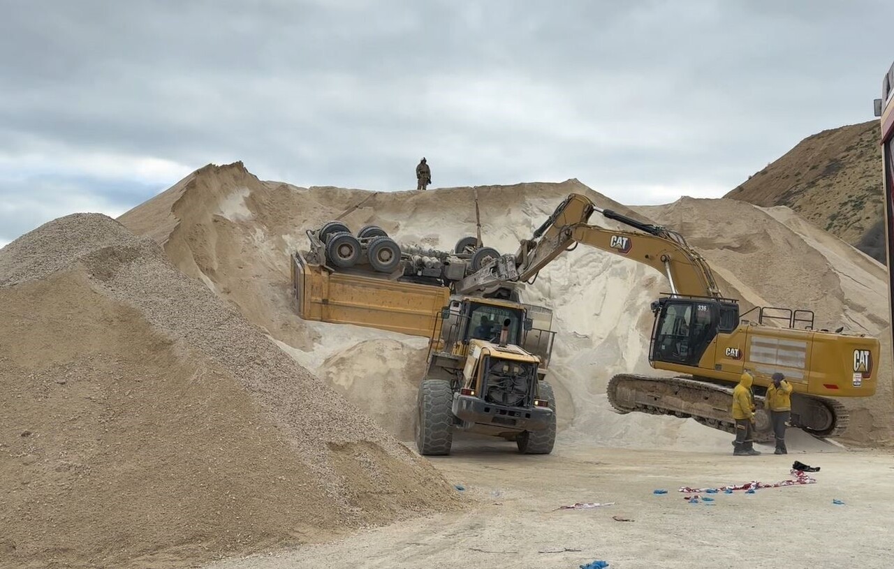 ÇATALCA’DA BULUNAN TAŞ OCAĞINDA KUM BOŞALTIMI SIRASINDA ALANIN ÇÖKMESİ SONUCU KAMYONUN DAMPERİ...