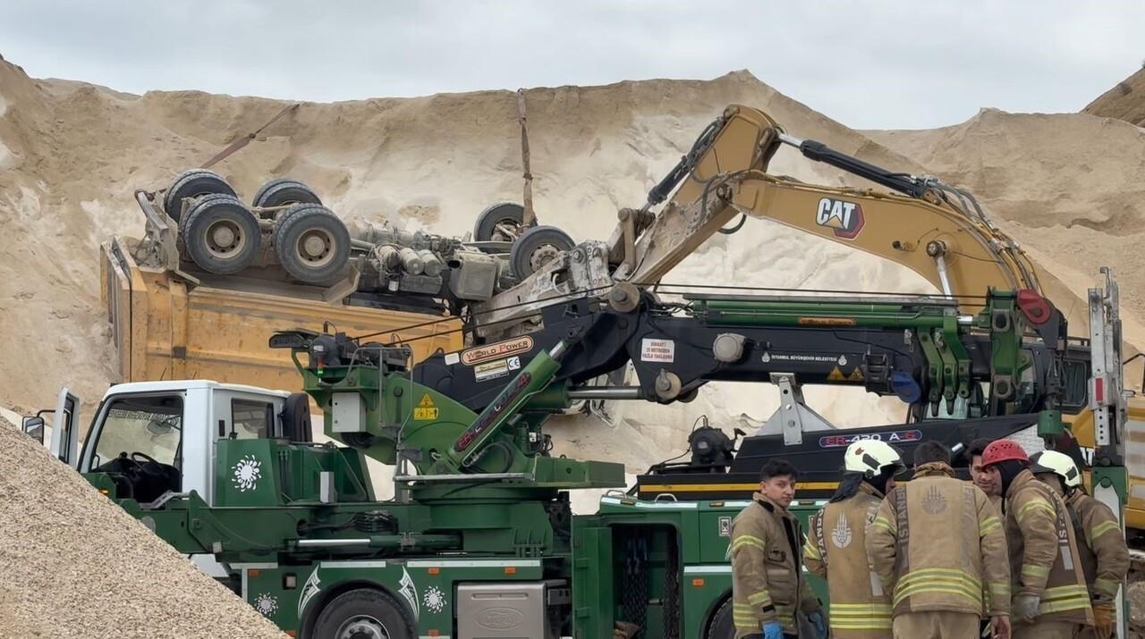 ÇATALCA’DA BULUNAN TAŞ OCAĞINDA KUM BOŞALTIMI SIRASINDA ALANIN ÇÖKMESİ SONUCU KAMYONUN DAMPERİ...