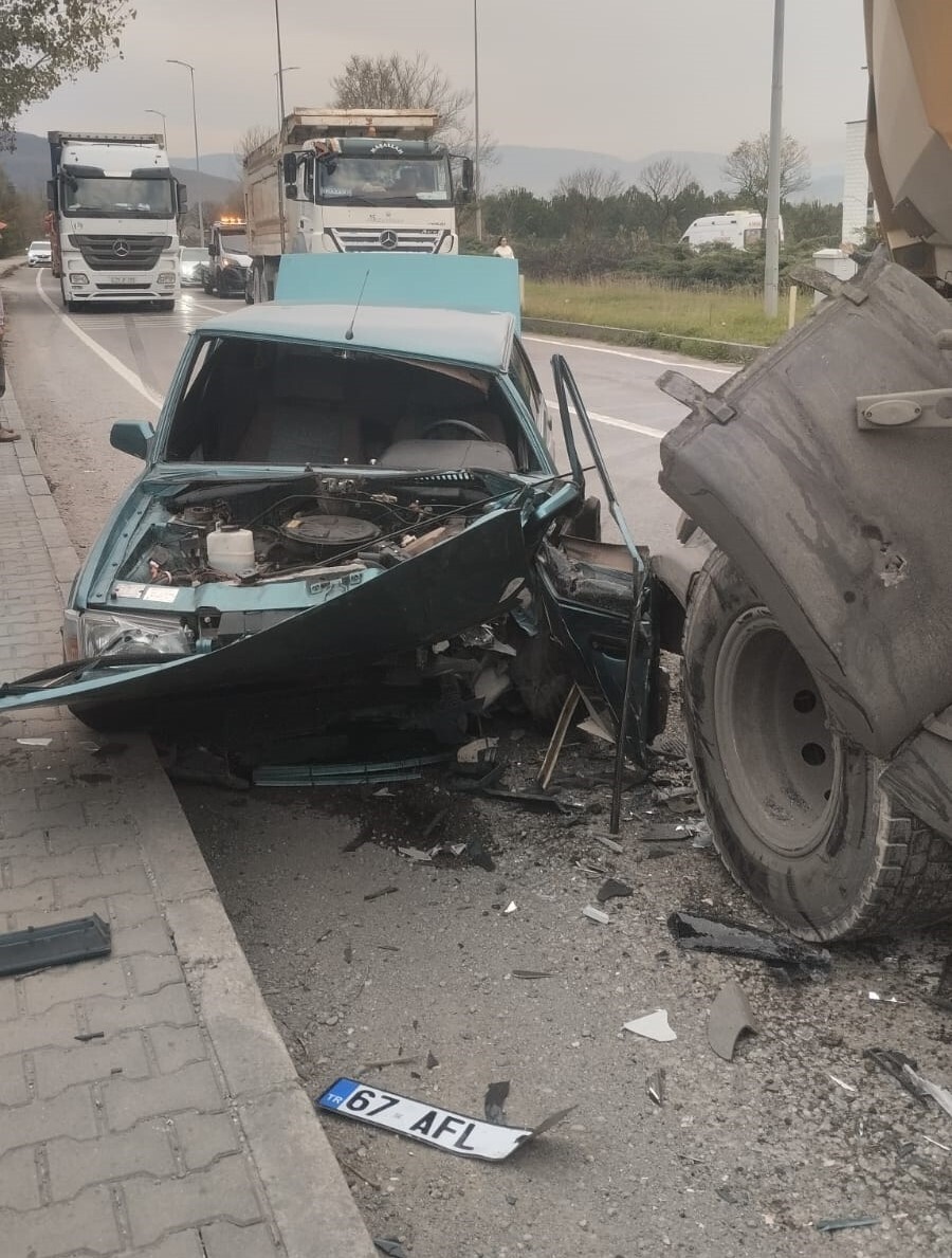 ÇAYCUMA'DA TIR, OTOMOBİLE ÇARPTI: 1 YARALI