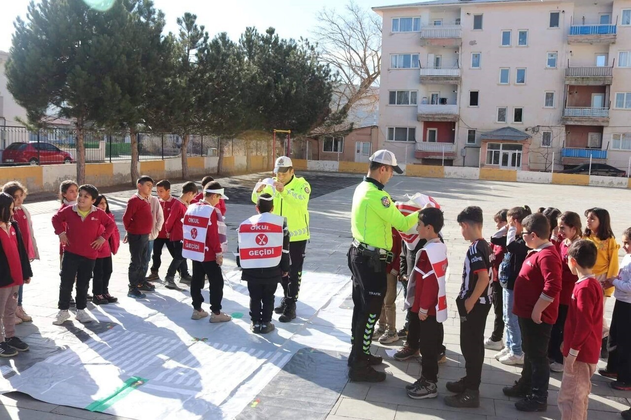 ÇAYIRLI’DA ÖĞRENCİLERE TRAFİK GÜVENLİĞİ EĞİTİMİ