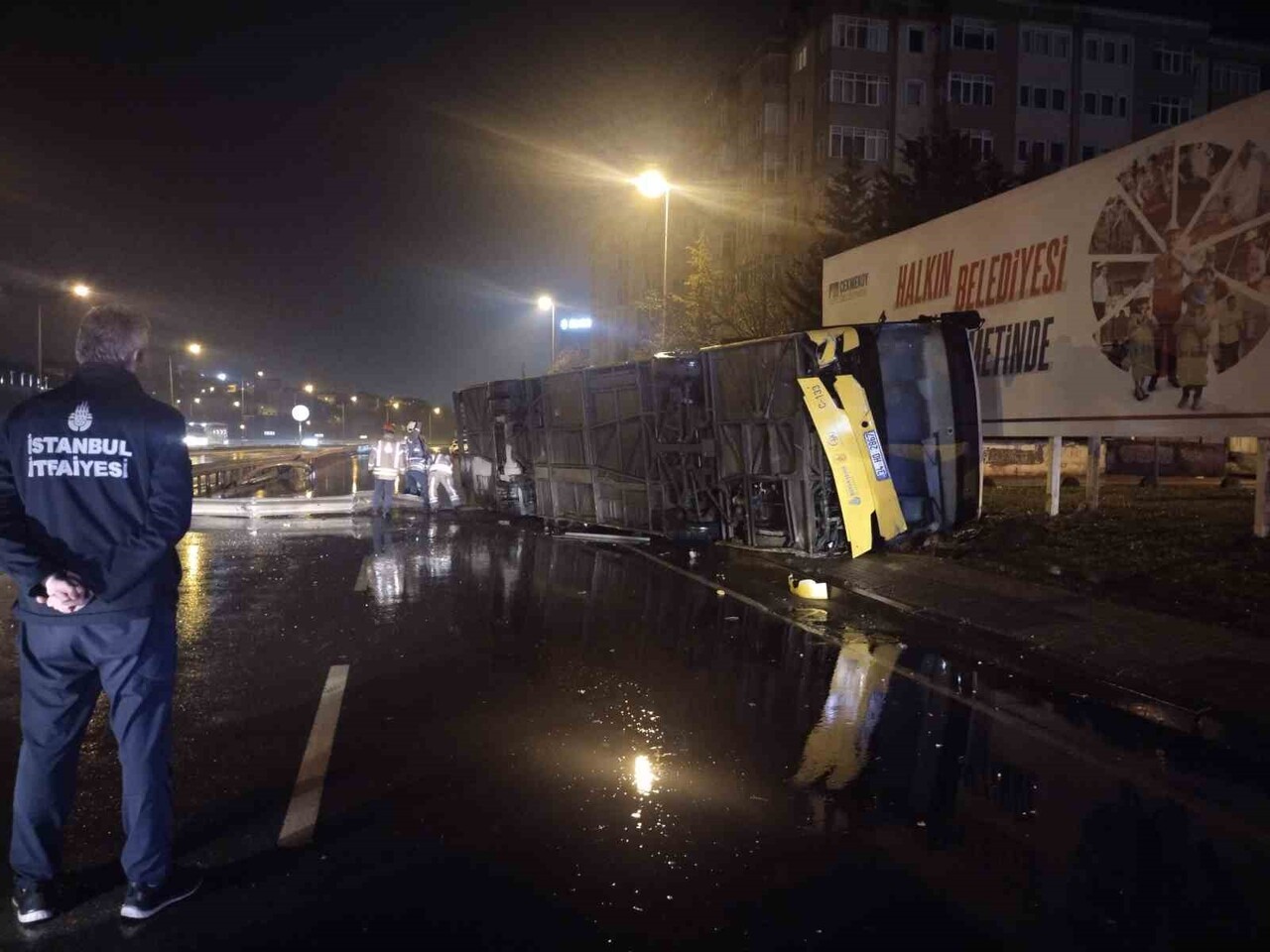 ÇEKMEKÖY'DE KONTROLDEN ÇIKAN OTOBÜS TAKLA ATTI