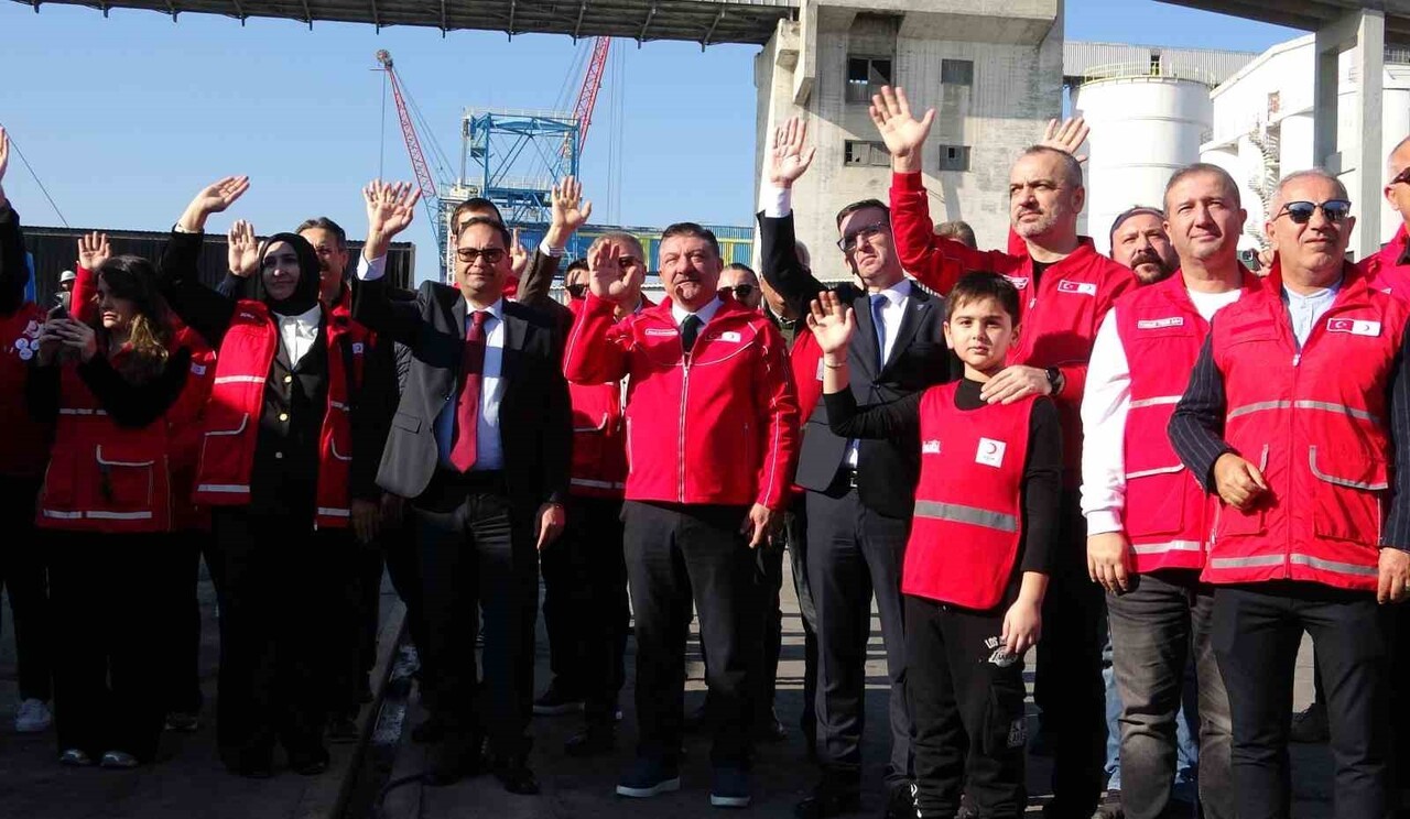 ÇERİSİNDE YAKLAŞIK BİN 300 TON İNSANİ YARDIM MALZEMESİ BULUNAN ‘ANA-N’ İSİMLİ 19. İYİLİK GEMİSİ...