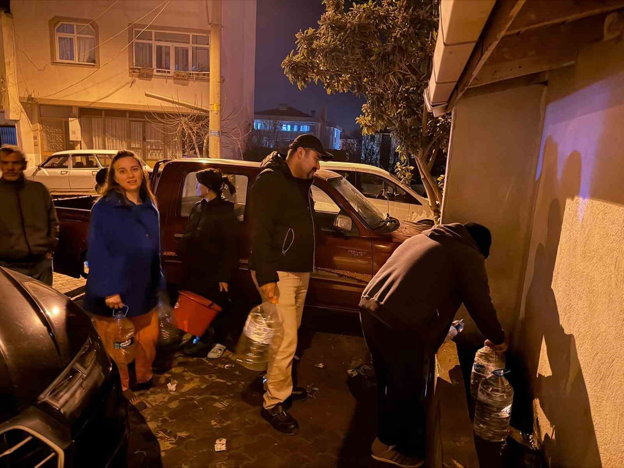 ÇEŞME BAŞINDA BİDONLARINA SU DOLDURAN VATANDAŞLAR