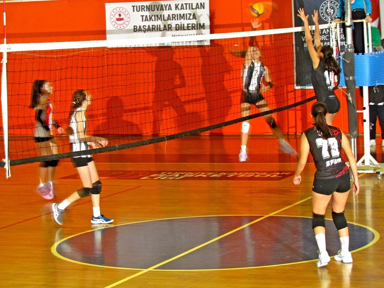ÇEŞME BELEDİYESPOR KÜÇÜK KIZ VOLEYBOL TAKIMI, ÇEŞME SPOR SALONU’NDA OYNANAN KARŞILAŞMADA URLA...